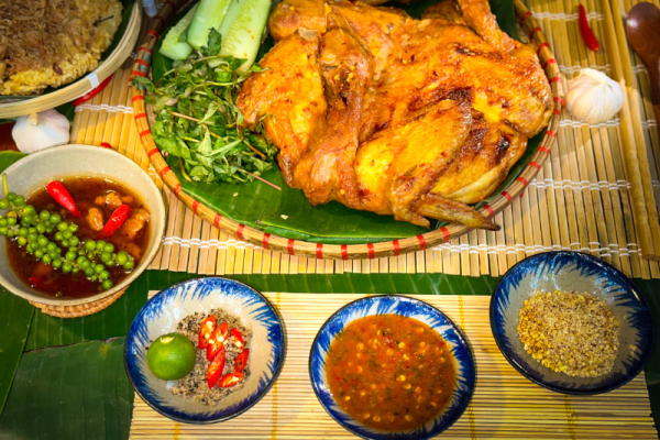 Combo Đậm Vị (160K): Gà nướng mắm nhĩ, rau dưa, nước chấm