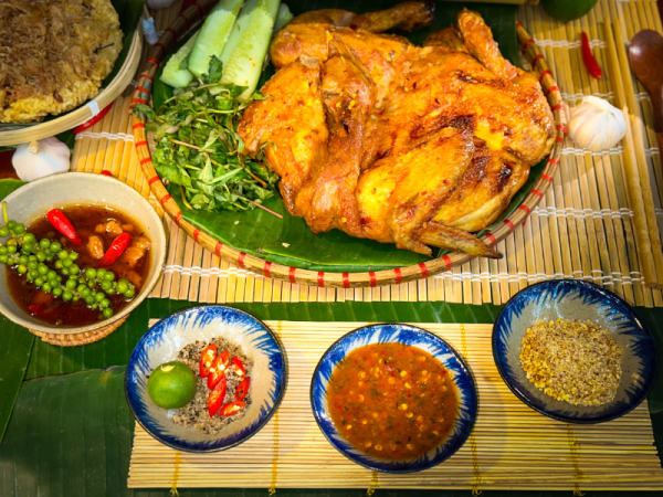 Combo Đậm Vị (160K): Gà nướng mắm nhĩ, rau dưa, nước chấm