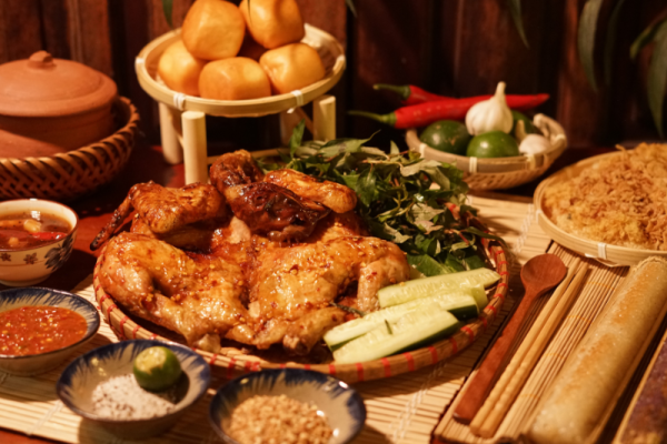 Combo Tròn Vị (180K): Gà nướng mắm nhĩ, cơm lam, 2 bánh bao chiên, rau dưa, nước chấm